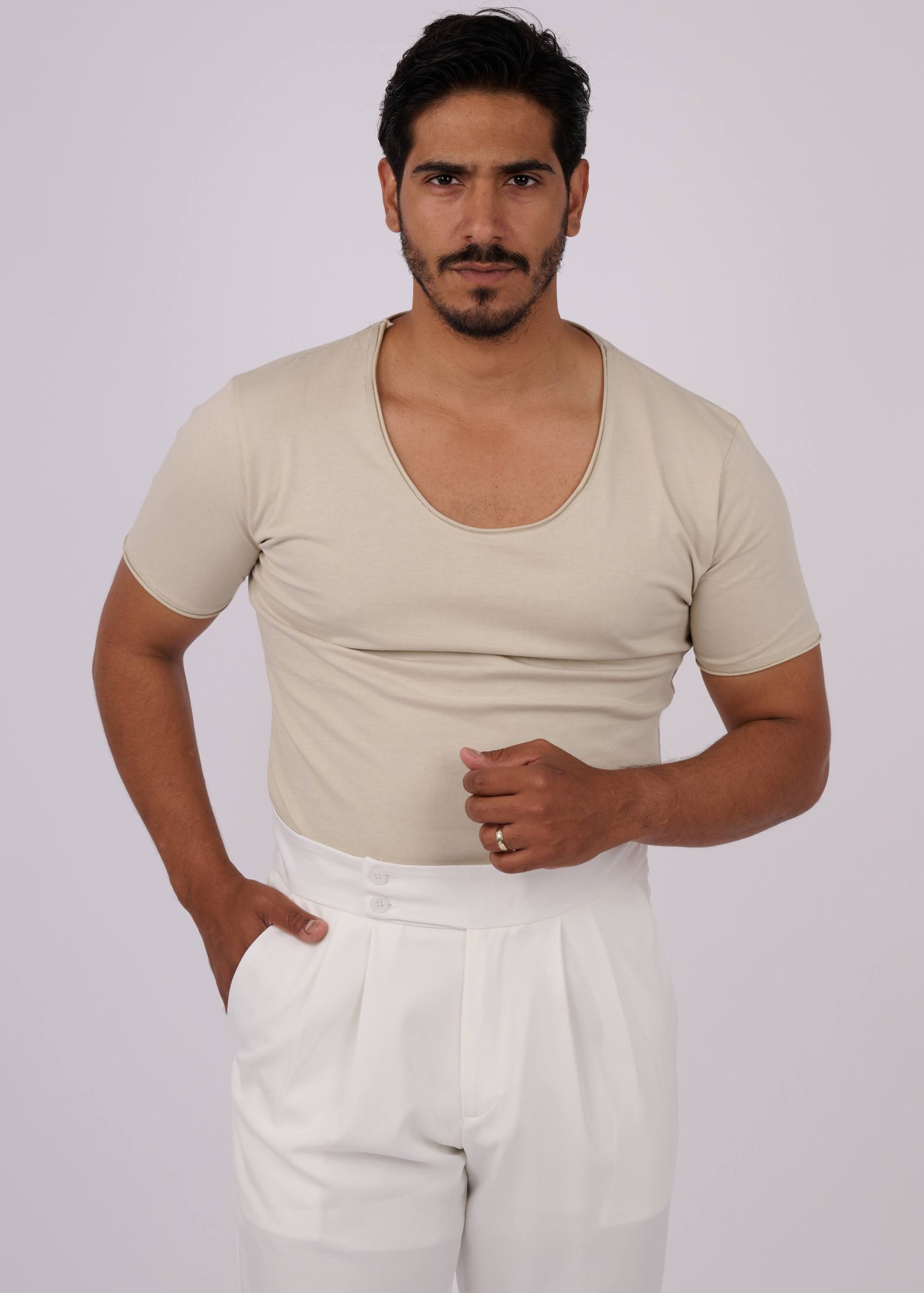 חולצה עם פתח קצר