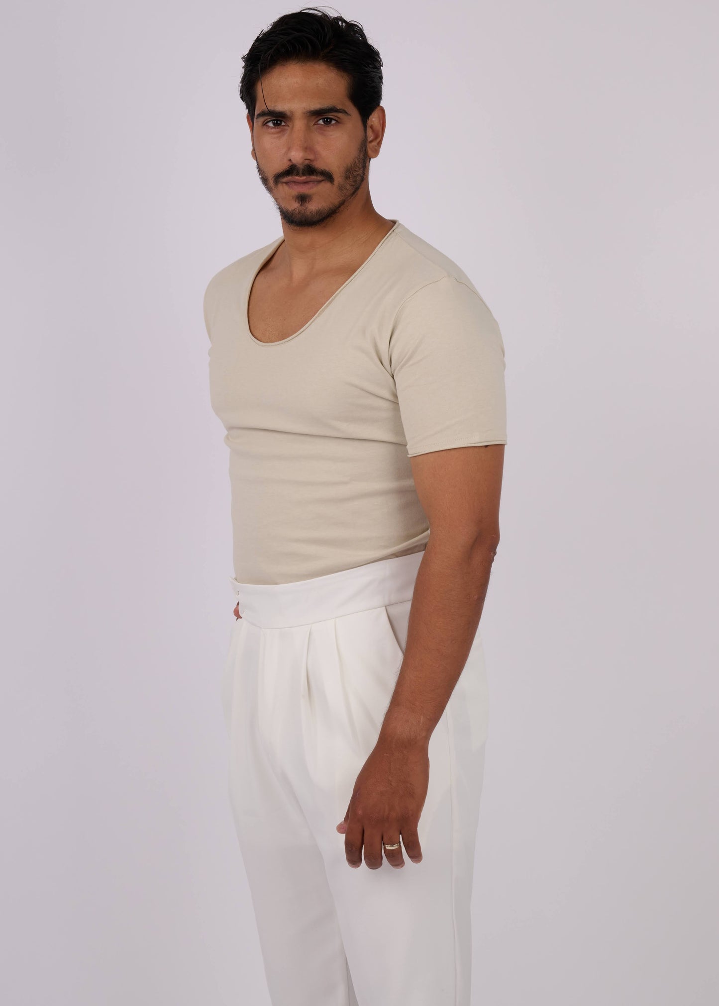 חולצה עם פתח קצר