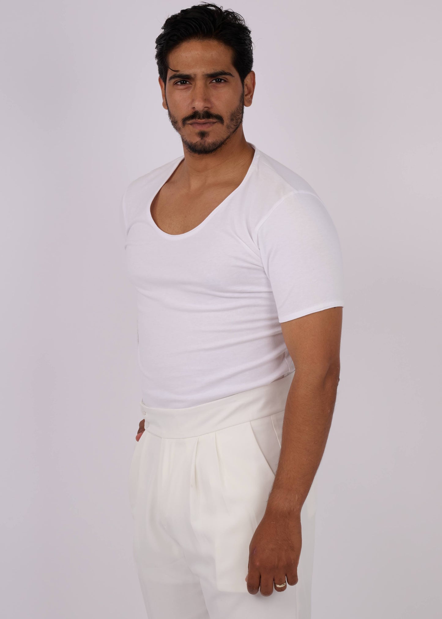 חולצה עם פתח קצר